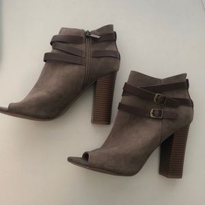 Brown/toupe open toed booties.